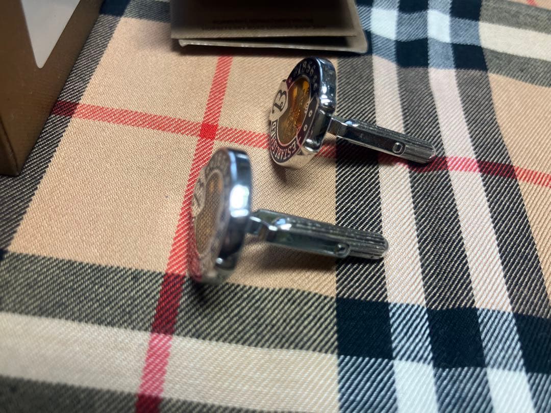 レアデザインBURBERRY シルバー カフリンクス 箱付き