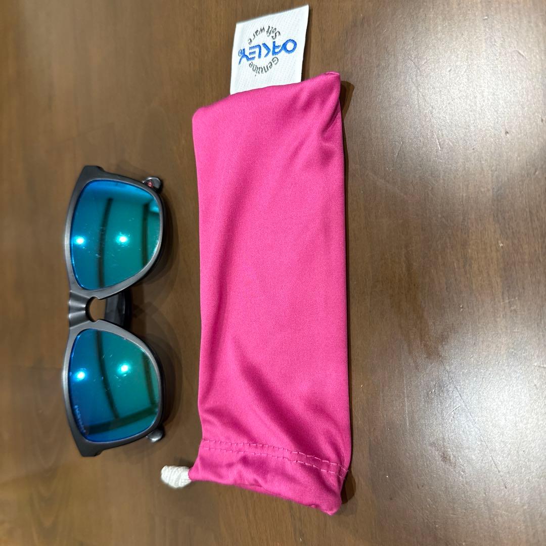 Oakley サングラス 青色レンズ 黒色フレーム