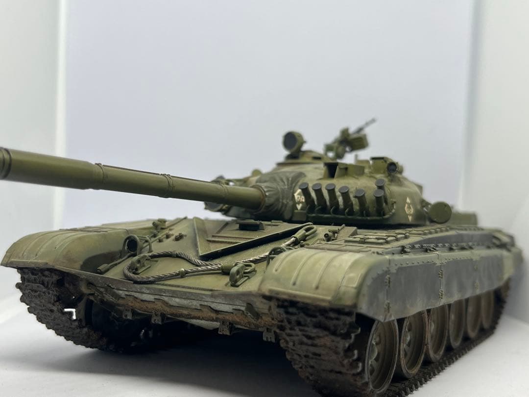 タミヤ 1/35 ロシア T-72 戦車 完成品