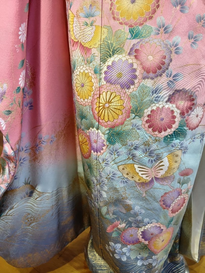 （ヤ922)☆振り袖☆ピンク 花と蝶 刺繍 金彩、金駒、 華やかな花模様
