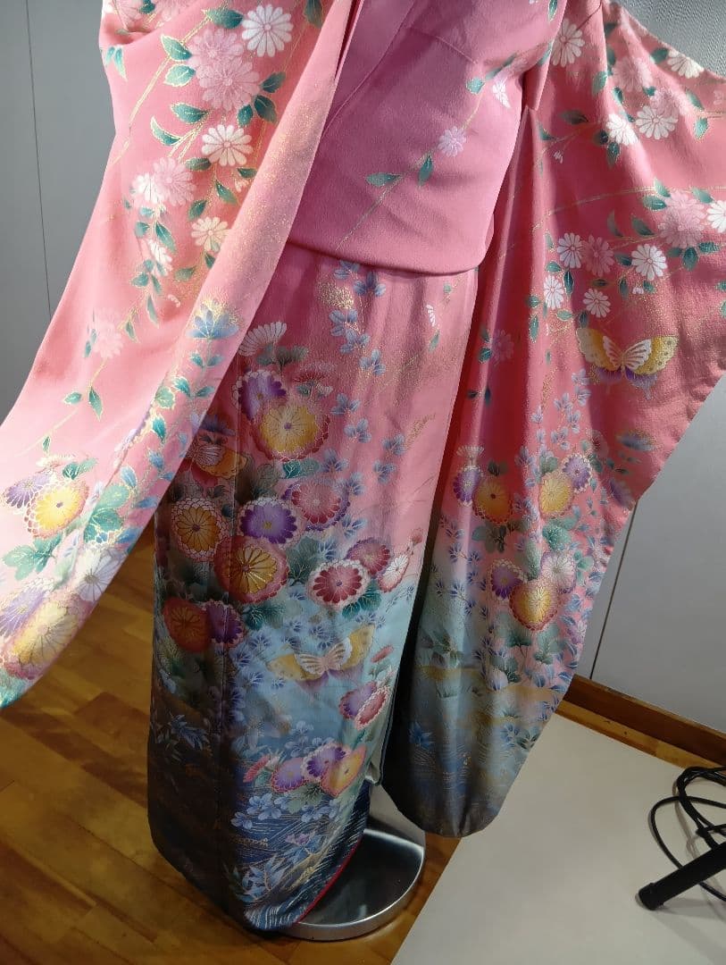 （ヤ922)☆振り袖☆ピンク 花と蝶 刺繍 金彩、金駒、 華やかな花模様