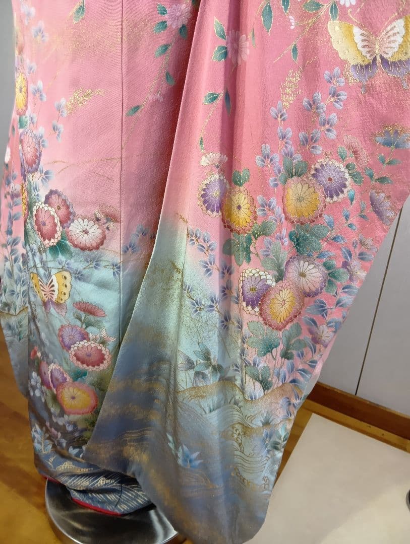 （ヤ922)☆振り袖☆ピンク 花と蝶 刺繍 金彩、金駒、 華やかな花模様