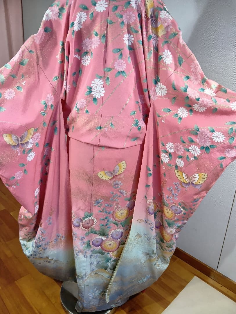 （ヤ922)☆振り袖☆ピンク 花と蝶 刺繍 金彩、金駒、 華やかな花模様