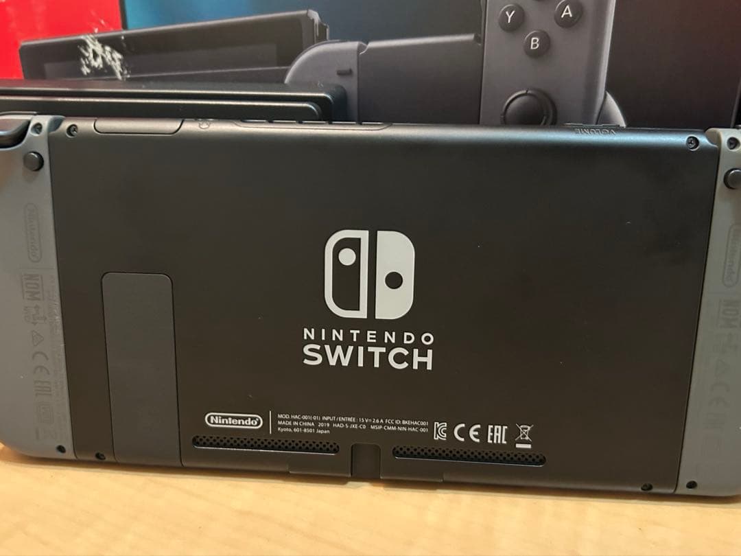 【美品】任天堂 Switch 本体 付属品全てあり 外箱に少しキズ　ブラック