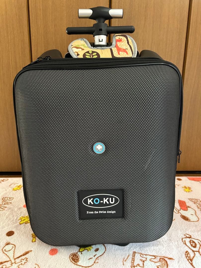 車輪付きで子供も乗れるKO-KU ブラックキャリーケース拡張機能付