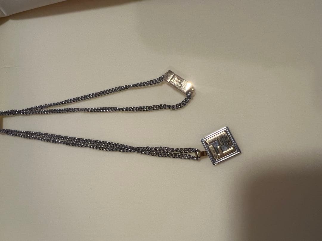 Fendi シルバーロゴネックレス