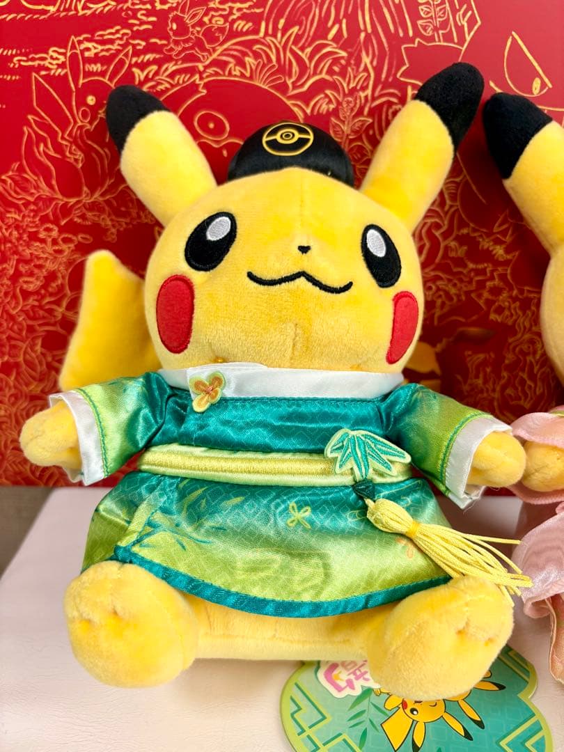 新品海外ポケセン限定 ピカチュウぬいぐるみ セット 漢服コスチューム