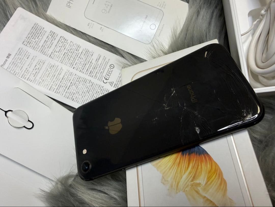 完動品 iPhone8 SIMフリー バッテリー新品 64GB 背面割れ