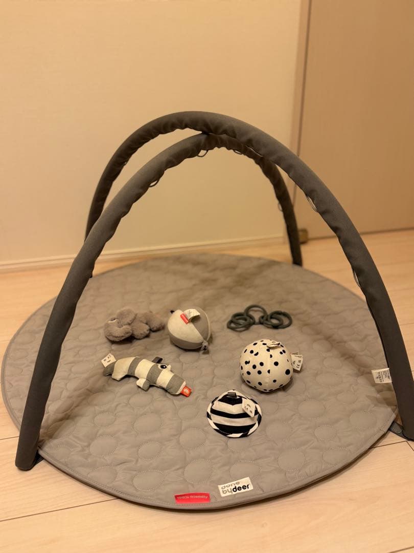新品同様 ダンバイディア アクティビティプレイマット ベビージム 北欧 グレー