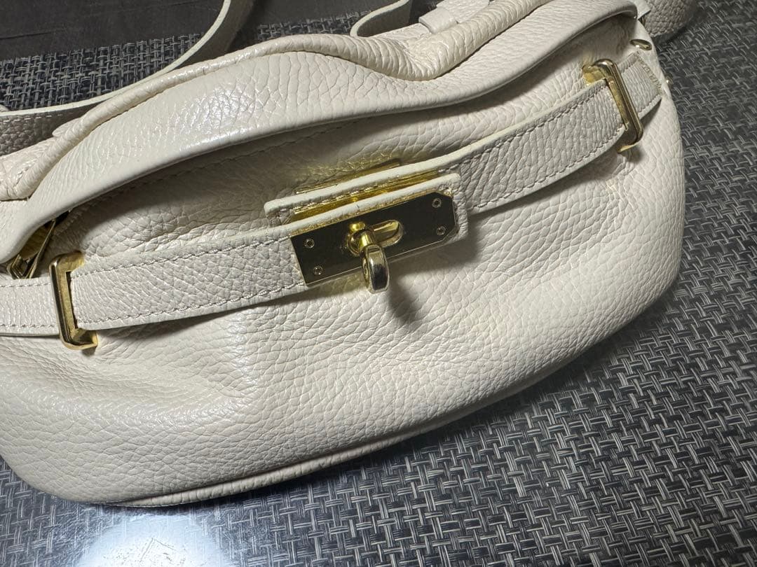 美品　AULENTTI オウレンティ　金具付きレ ザーボディバッグ オフホワイト
