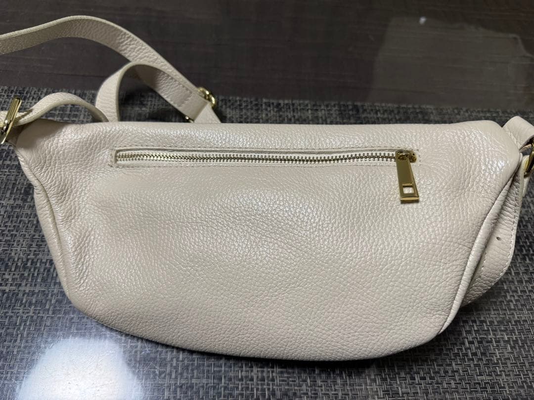 美品　AULENTTI オウレンティ　金具付きレ ザーボディバッグ オフホワイト