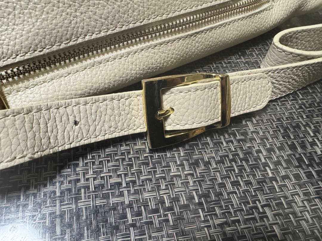 美品　AULENTTI オウレンティ　金具付きレ ザーボディバッグ オフホワイト
