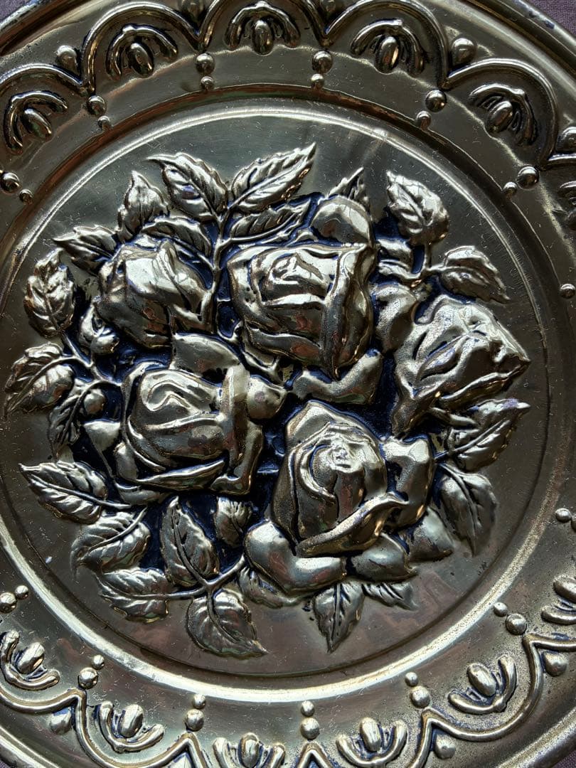 seibe3087イギリス真鍮　飾り皿　ビクトリアン　薔薇柄　バラ100年