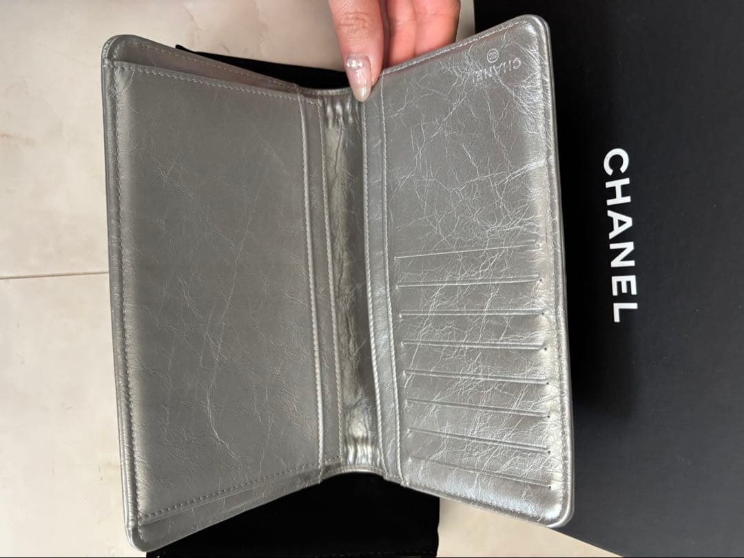 CHANEL シルバー 二つ折り長財布★美品★