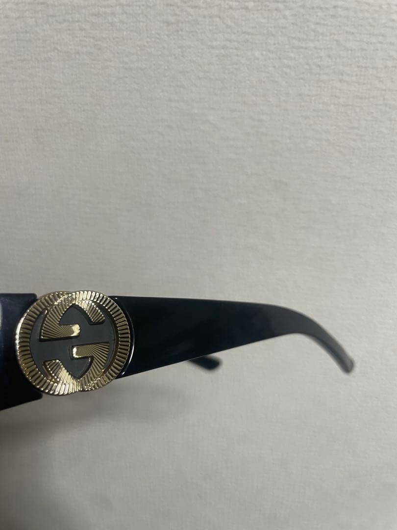 Gucci ブラック サングラス ゴールドロゴ
