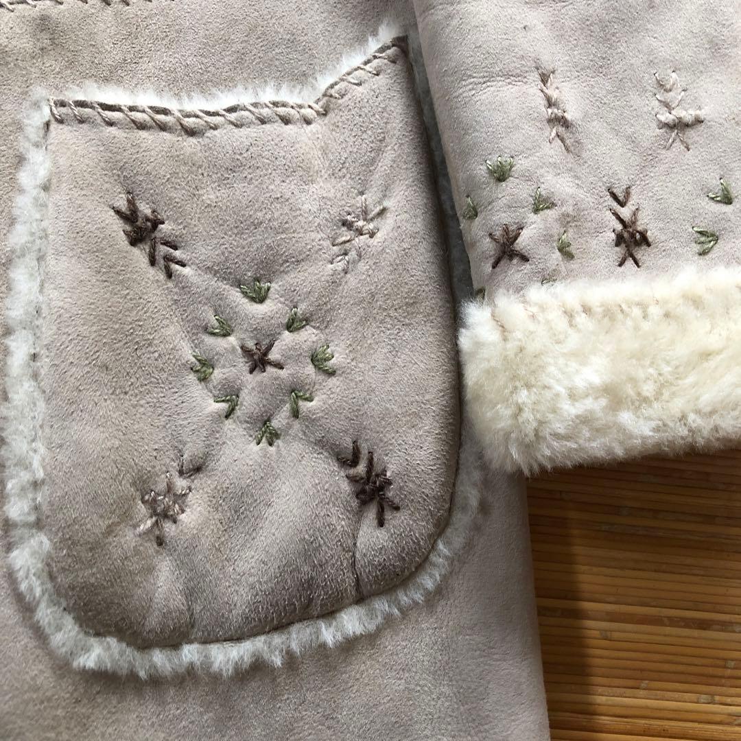 刺繍がアクセントのムートンコート