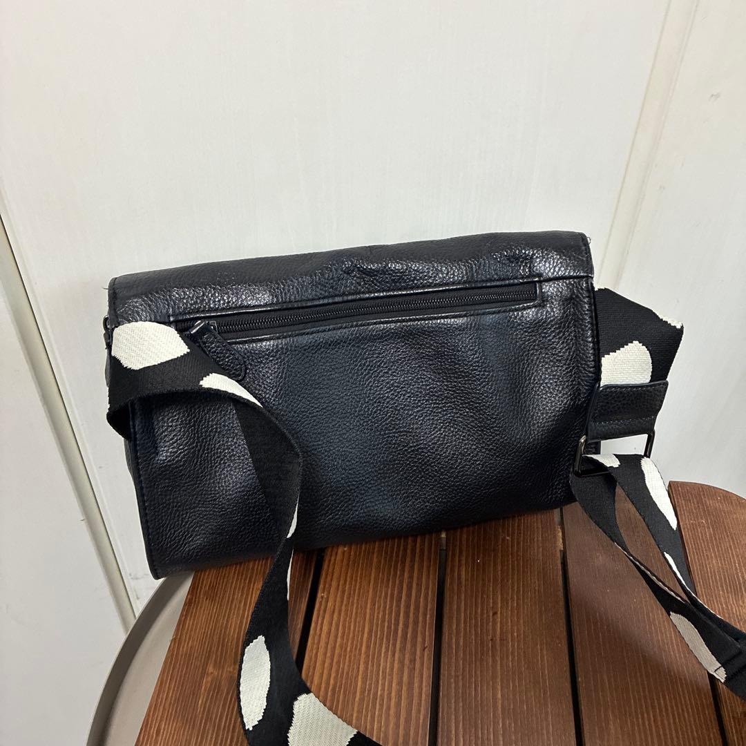 ear 黒 ボディバッグ ドット柄ストラップ