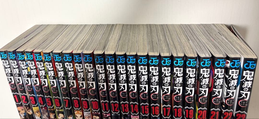 鬼滅の刃 全巻セット 1〜23巻 特典付き(缶バッジ、フィギュア、劇場版特典)