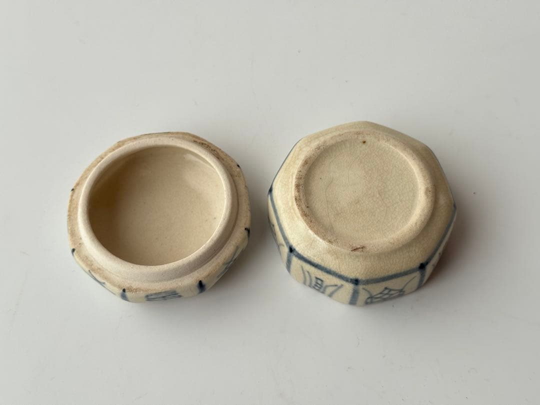 アンティーク 骨董 八角形の青い絵柄の陶器小物入れ
