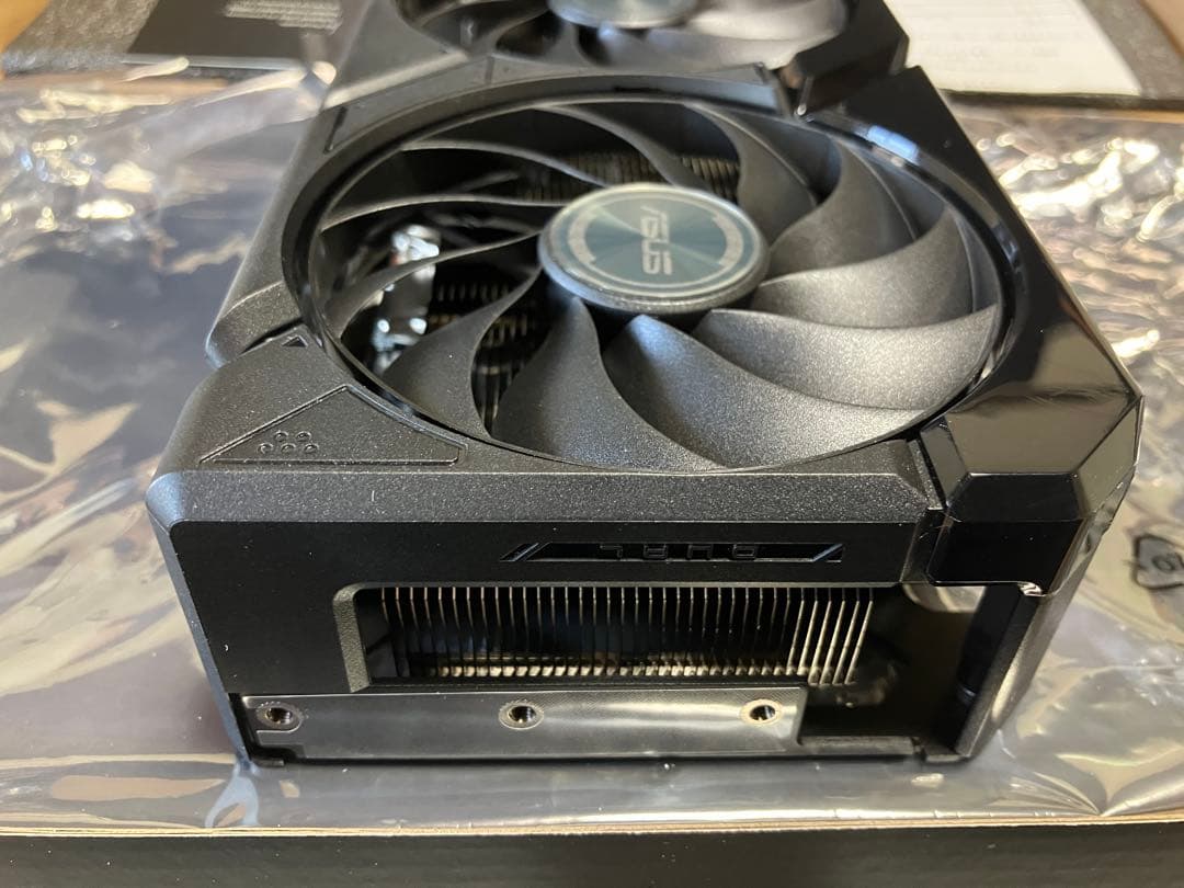 ASUS Radeon RX 9060 XT 16GB グラフィックボード