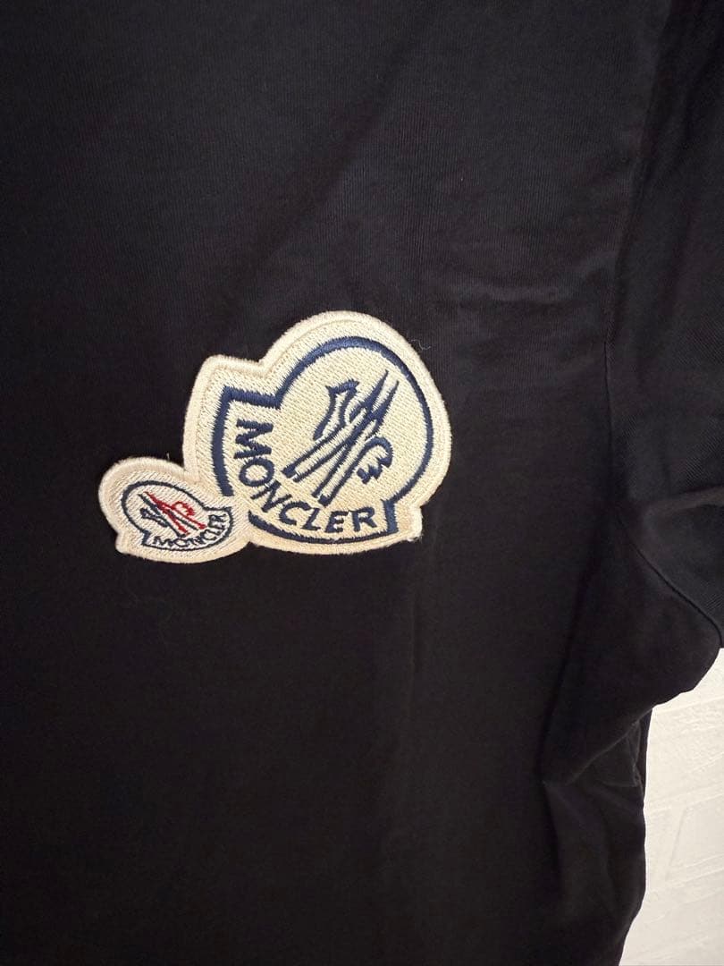 【美品】MONCLER　Tシャツ　ダブルワッペン　サイズM　メンズ　黒　デカロゴ