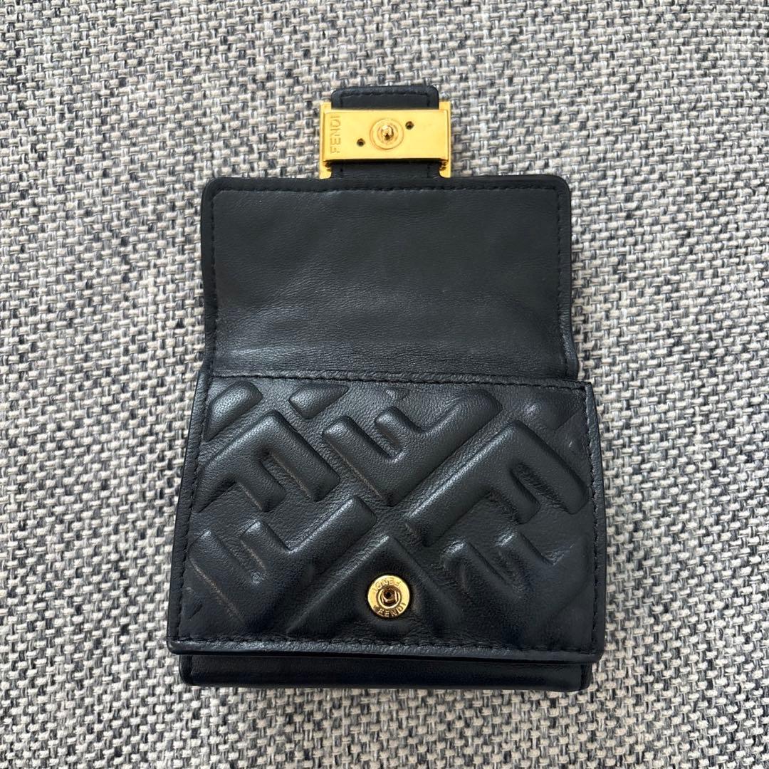 Fendi エンボス加工 ブラック三つ折り財布
