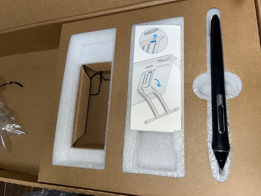 Wacom Cintiq 22 (DTK2260K0D) 大型液晶ペンタブレット