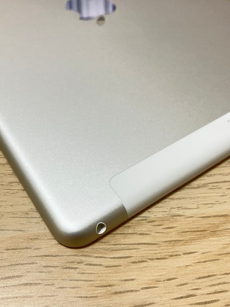 美品バッテリー 良好iPad 第7世代 32GB Wi-Fi セルラードコモ
