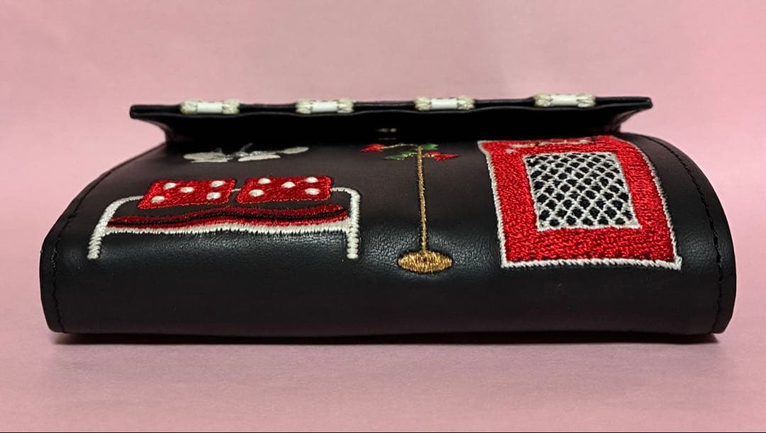 LULU GUINNESS （ルルギネス） 刺繍入り　二つ折りがま口財布