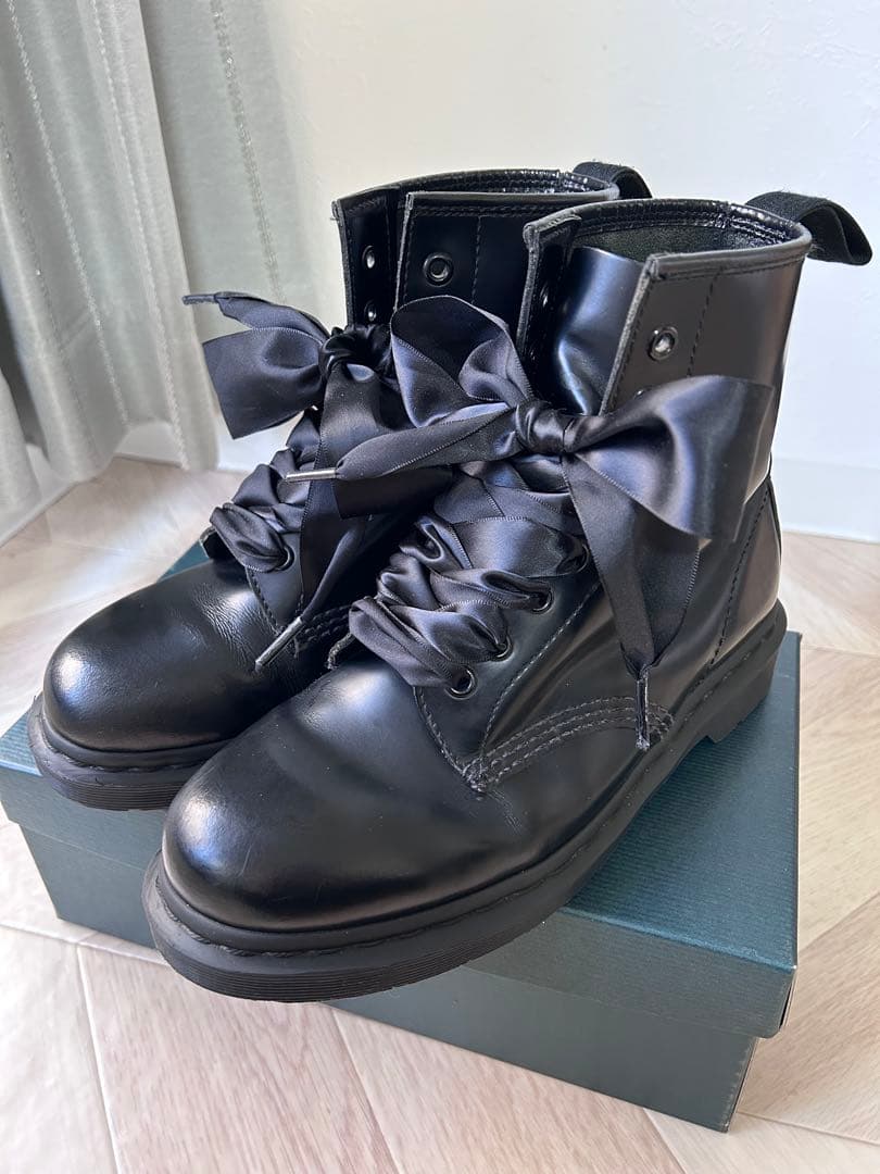 Dr. Martensドクターマーチン 8ホール ブーツ リボン オールブラック