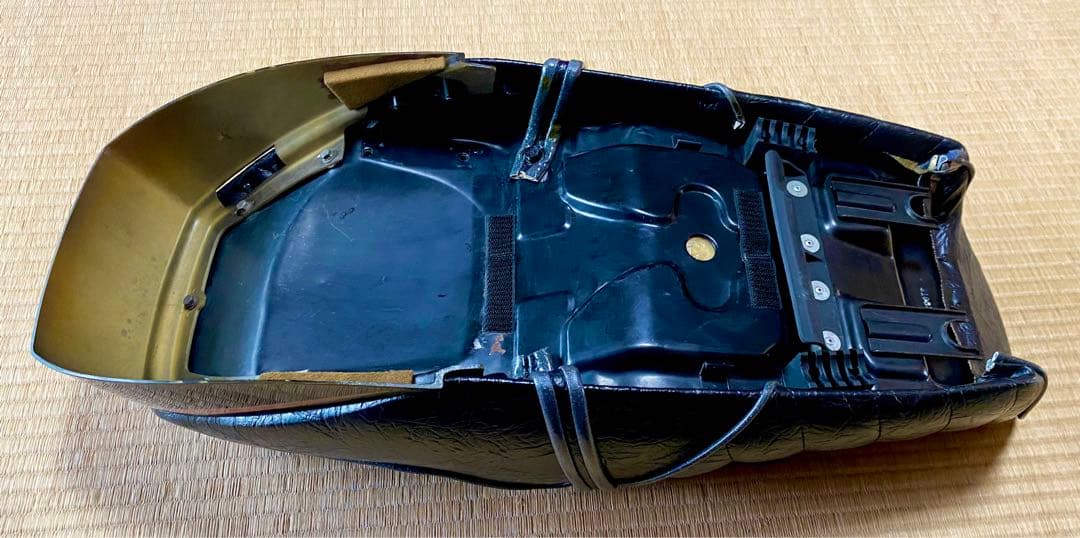 美品　希少　レア　SR400 タックロール　シート　黒色　キャブ車用　カウル付き