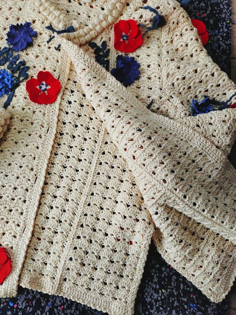 CHANEL・花びらが浮き出たアイボリーカーディガン・ジャケット
