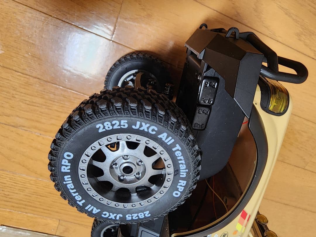 オフロードRCカー 4WD ベージュ
