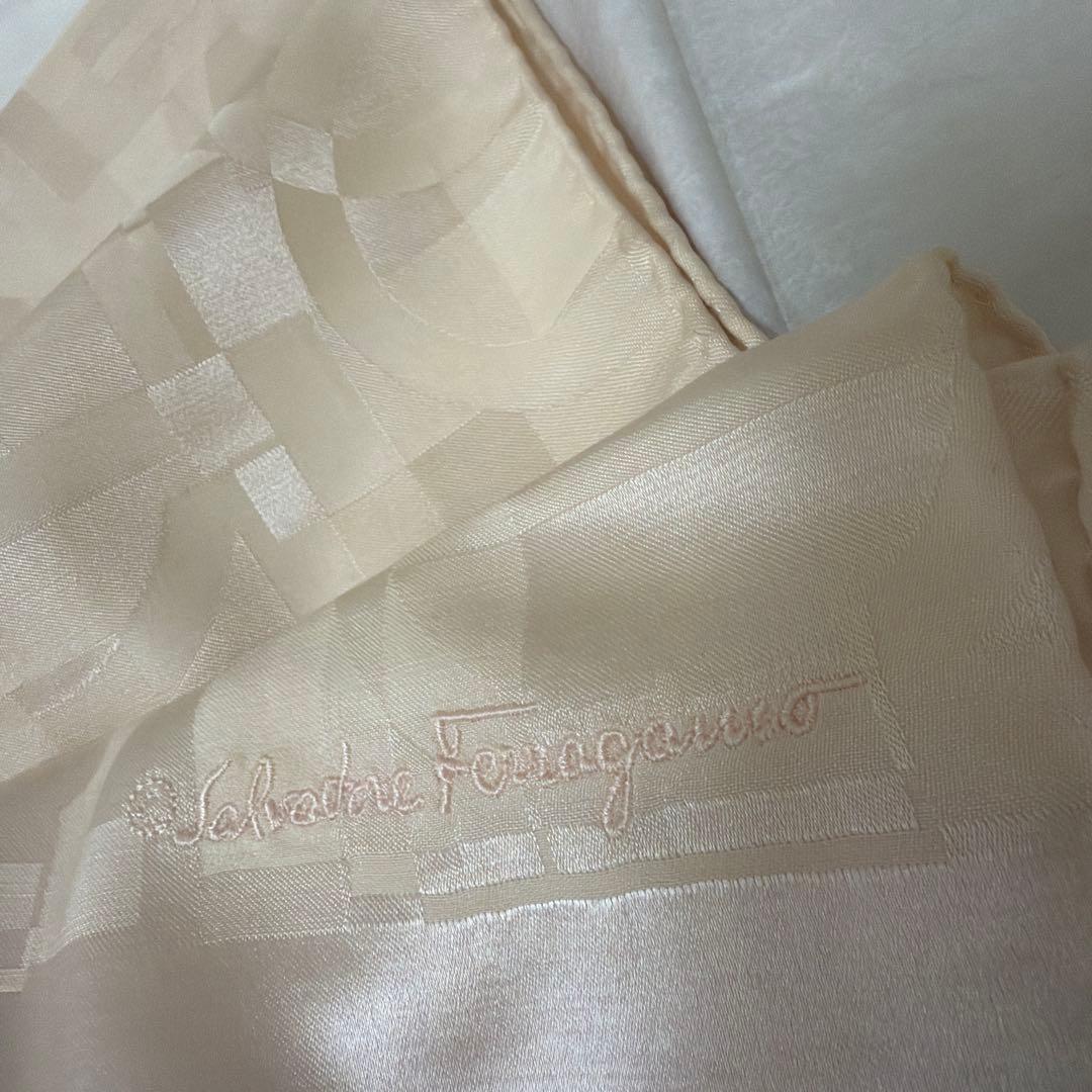 【値下未使用】Salvatore Ferragamo シルクストール アイボリー