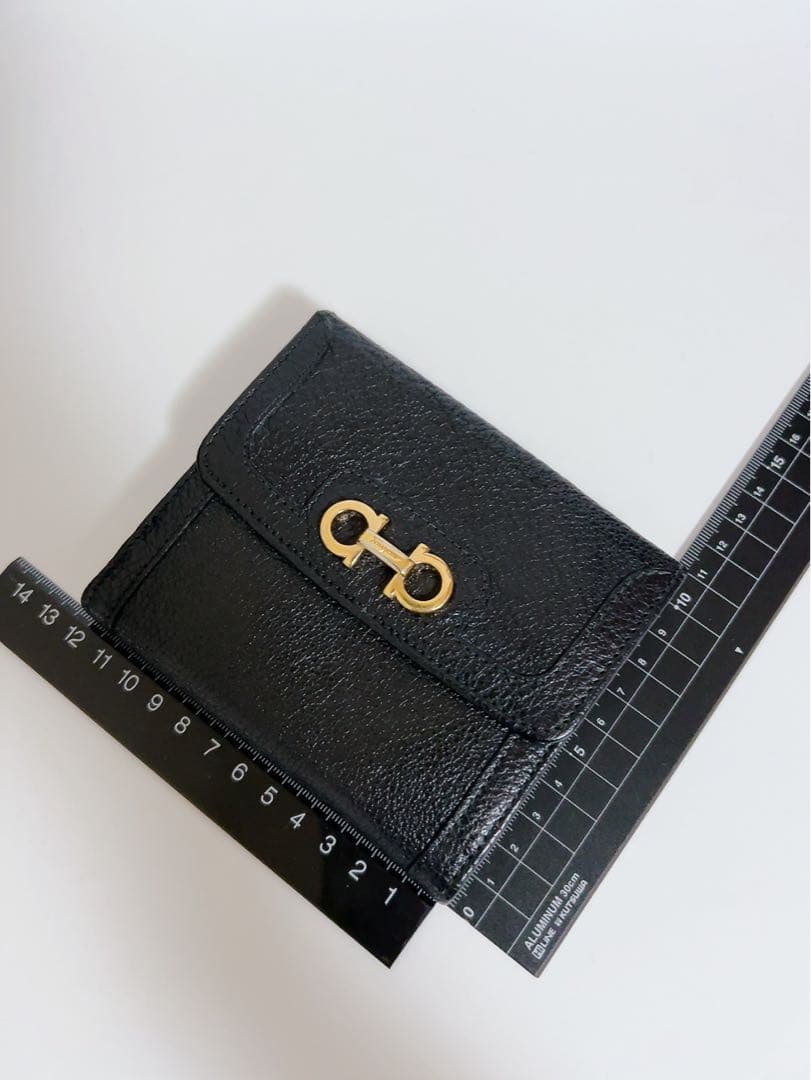 フェラガモ Ferragamo 折り財布　黒　ブラック