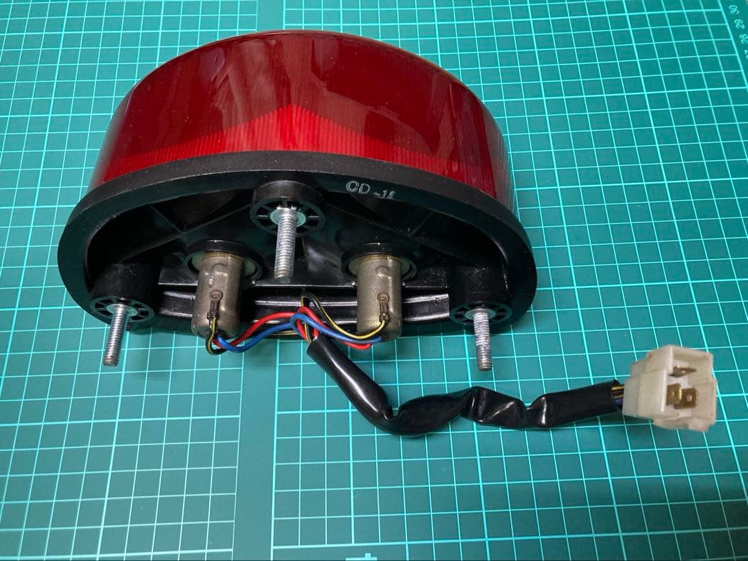 値引き　カワサキ　ゼファー　1100 純正テールランプ 赤 楕円形　中古品