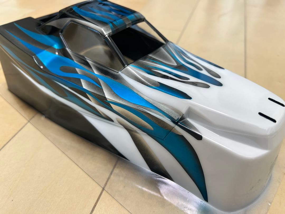 タミヤ　1/10電動バギー　ブーメラン塗装済みボディ