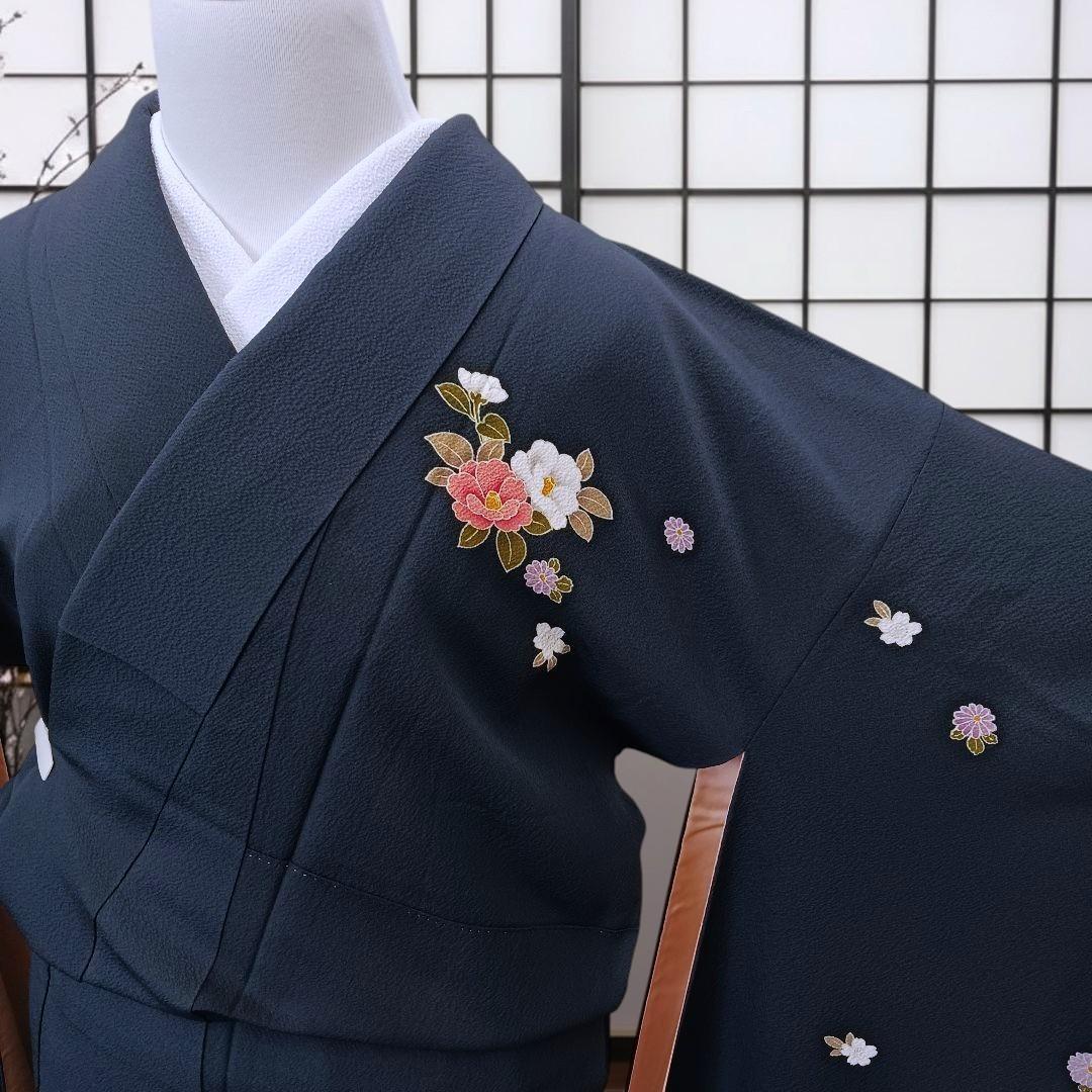裄66.3身丈157☆高品質 正絹ちりめん 振袖 手描染め紺地に御所車 牡丹花々