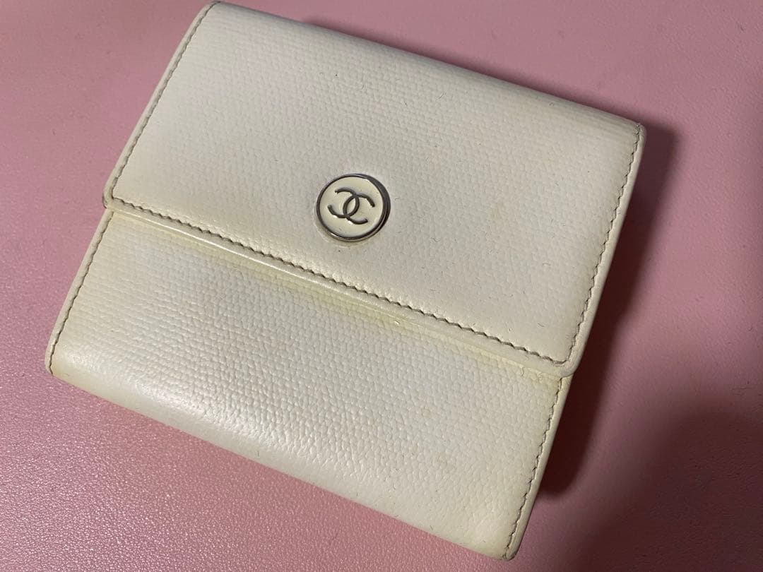 CHANEL 三つ折り財布 白