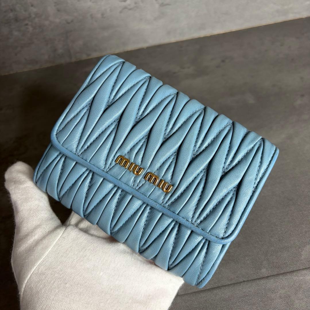 【希少カラー・美品】miumiu ミュウミュウ 二つ折り財布 ライトブルー
