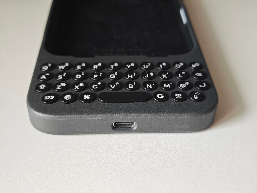 iPhoneアクセサリー Clicks Keyboard for iPhone 16 Plus