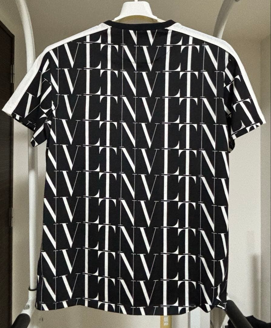 VALENTINO ヴァレンティノVLTN総柄　Tシャツ