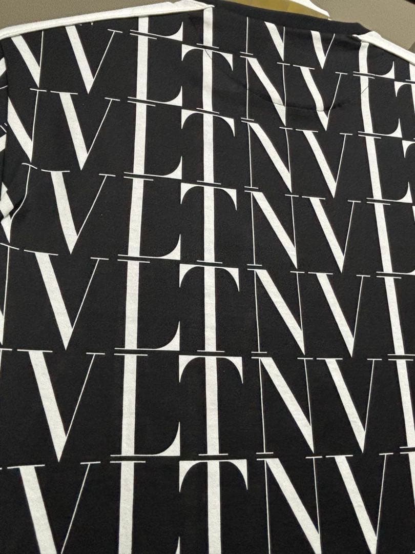 VALENTINO ヴァレンティノVLTN総柄　Tシャツ