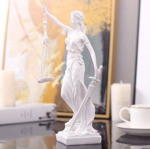 ギリシャの正義と司法の女神摆件  高さ27cm