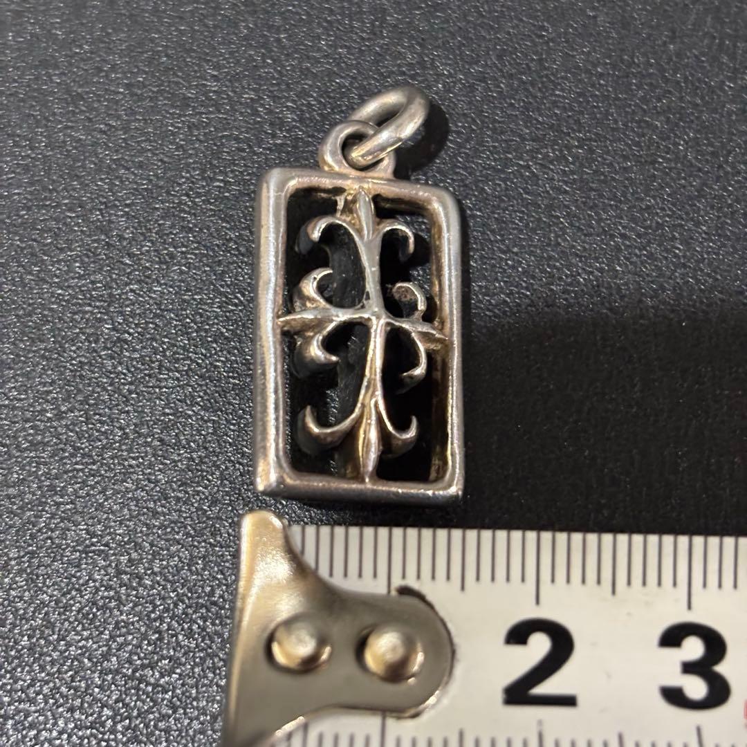A&G フローラルクロスペンダントトップ