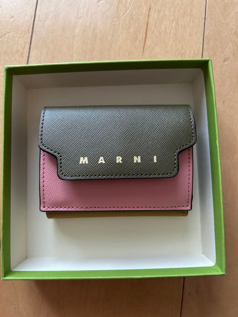 正規品新品タグ付きMARNI 三つ折り財布 オリーブグリーン/ピンク