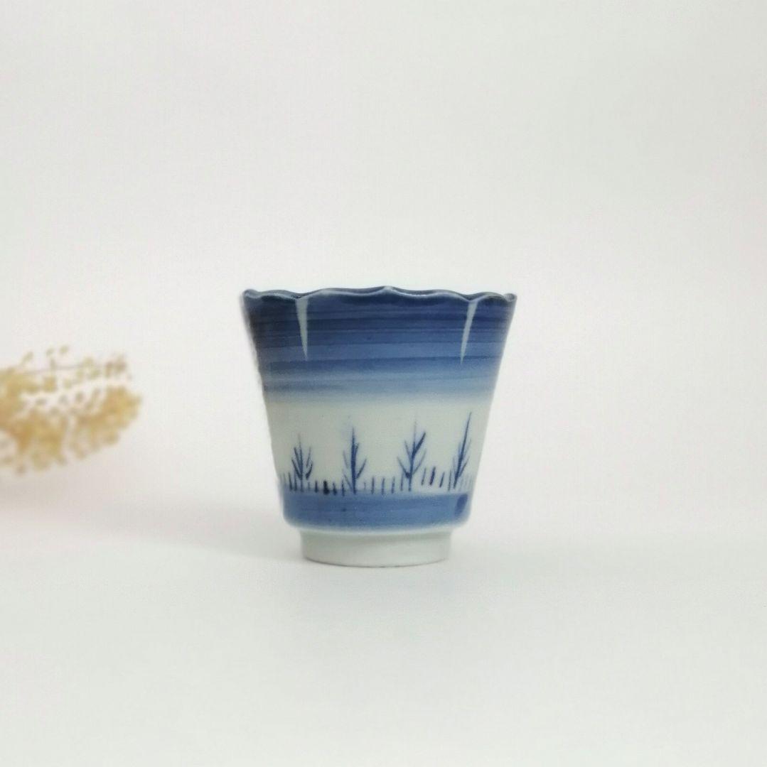 ②古伊万里　輪花縁　染付　暈し　草文　のぞき　猪口　１客