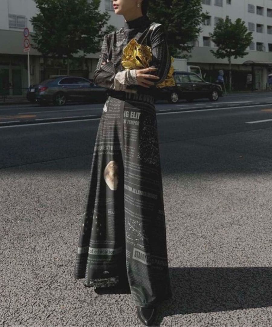 スカート AMERI UND SPACE NEWSPAPER PRINT SKIRT