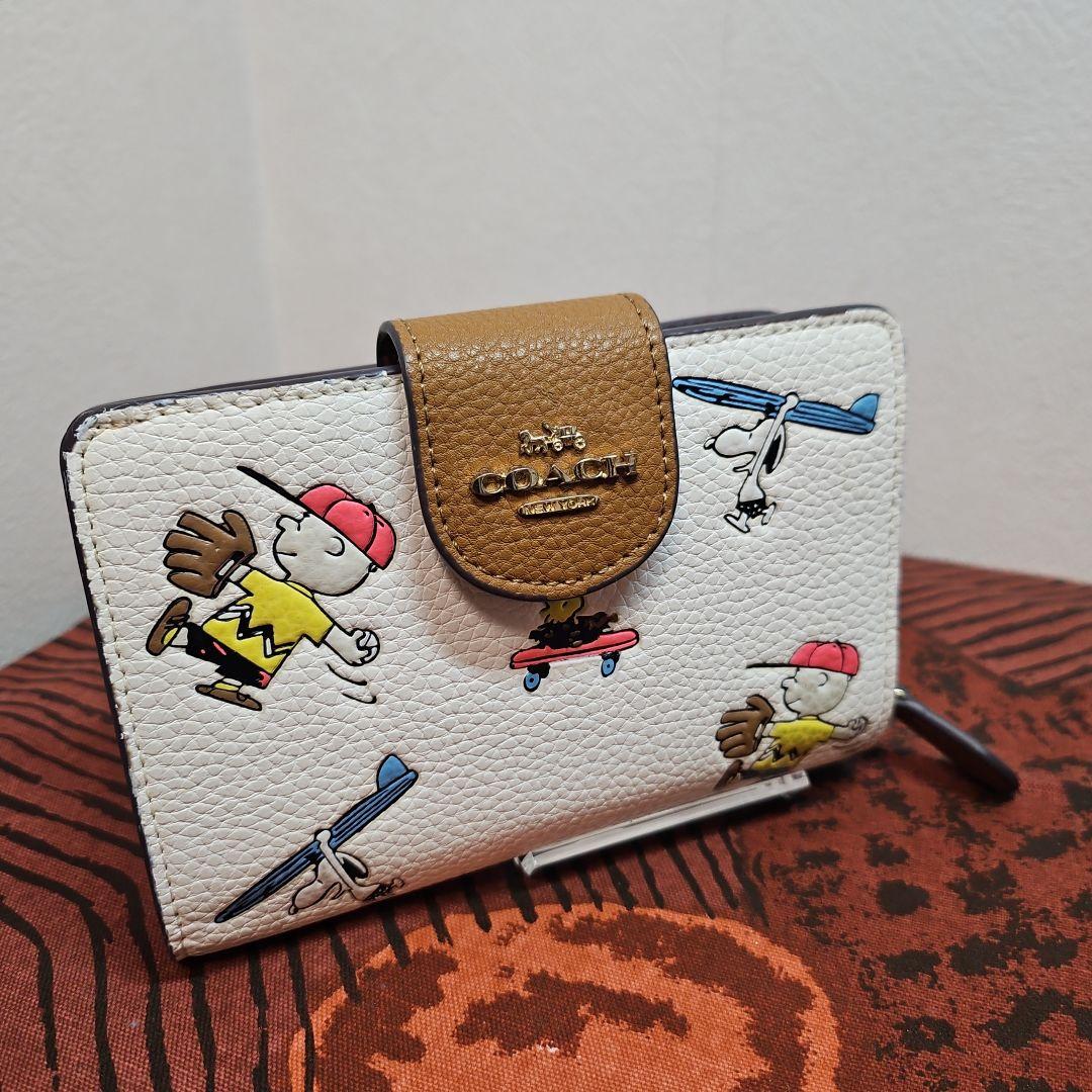 COACH コーチ 二つ折り 短財布 スヌーピー PEANUTS C4899
