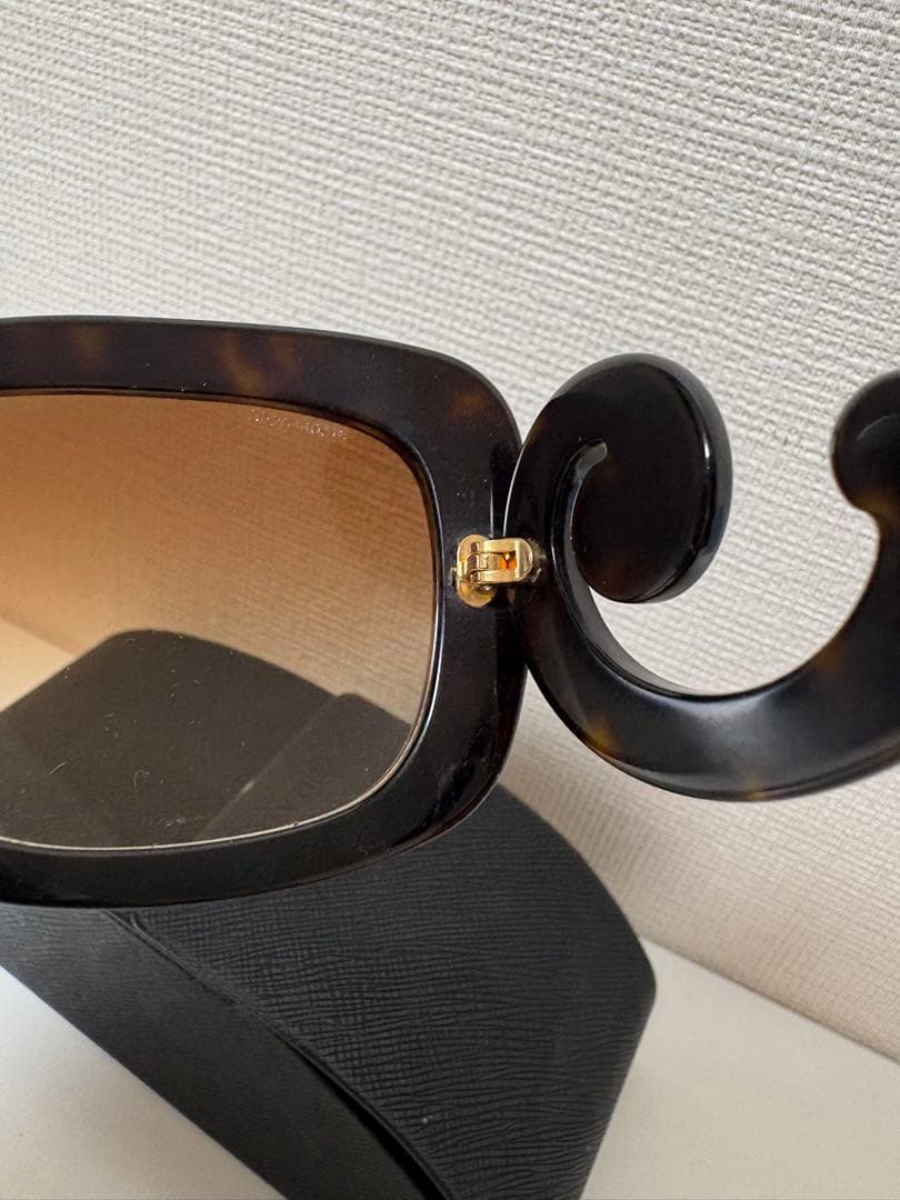 PRADA☆ ミニマルバロックサングラスSPR 270 2AU-6S1